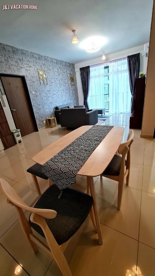 J&J Vacation Home@Novo8 Residence Kampong Tambak Exterior foto