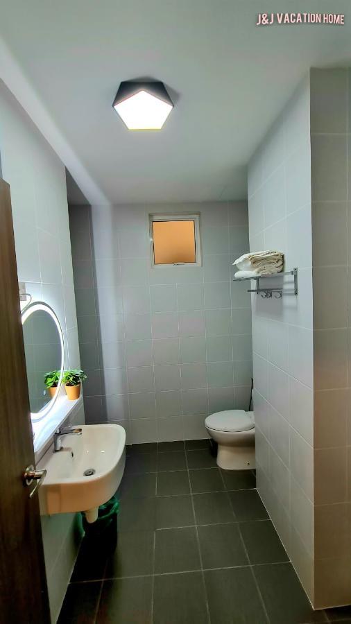 J&J Vacation Home@Novo8 Residence Kampong Tambak Exterior foto