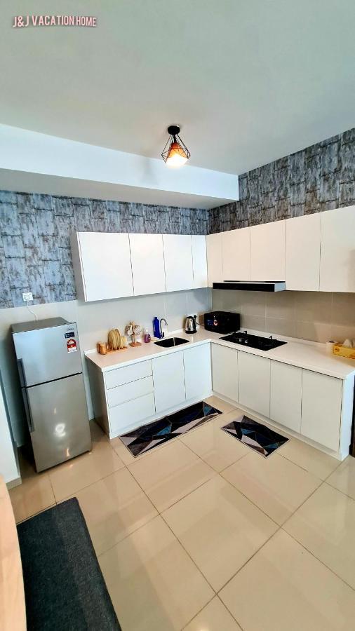 J&J Vacation Home@Novo8 Residence Kampong Tambak Exterior foto